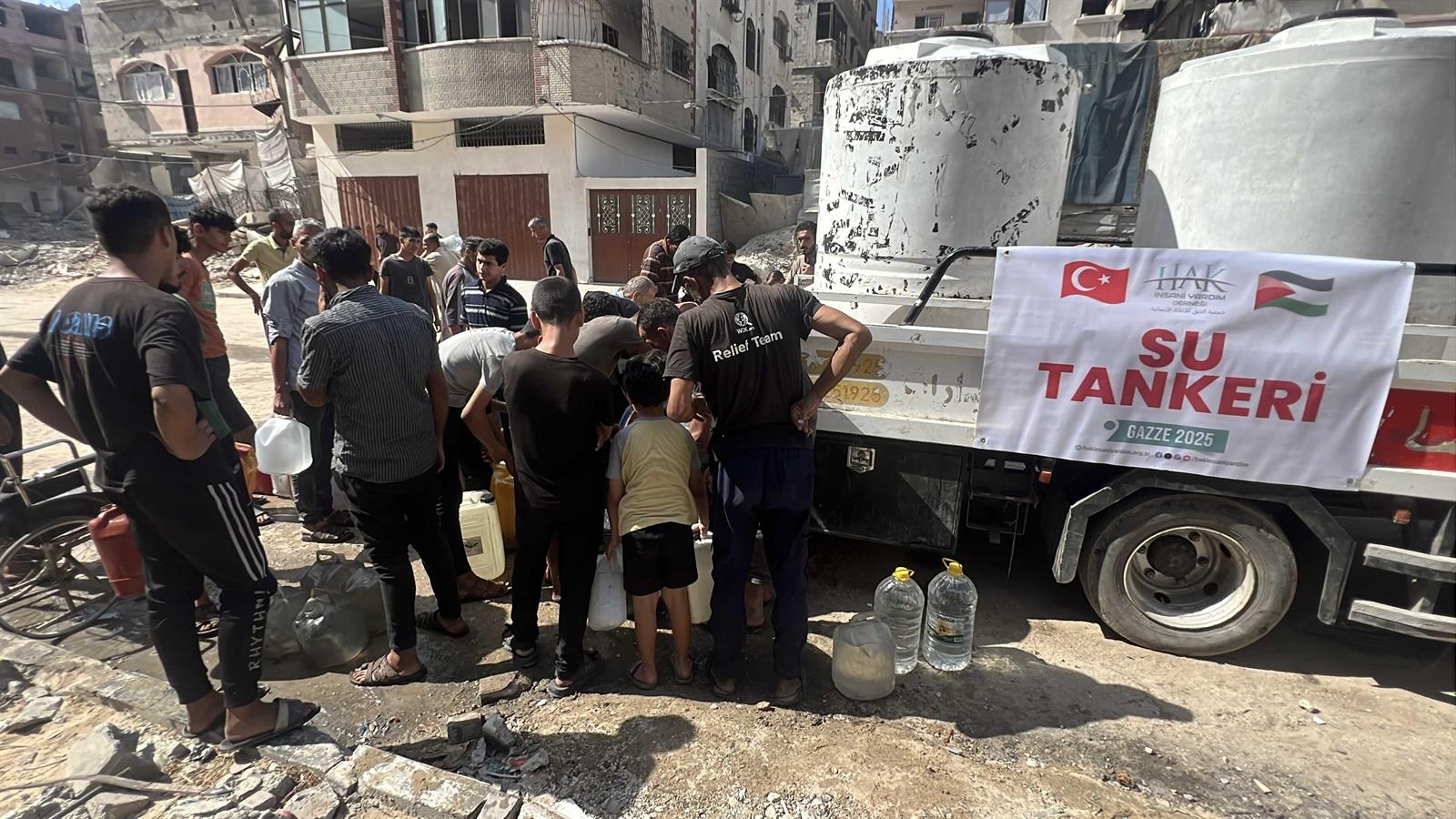 Gazze'de Temiz Su Dağıtımı su tankeri (1)