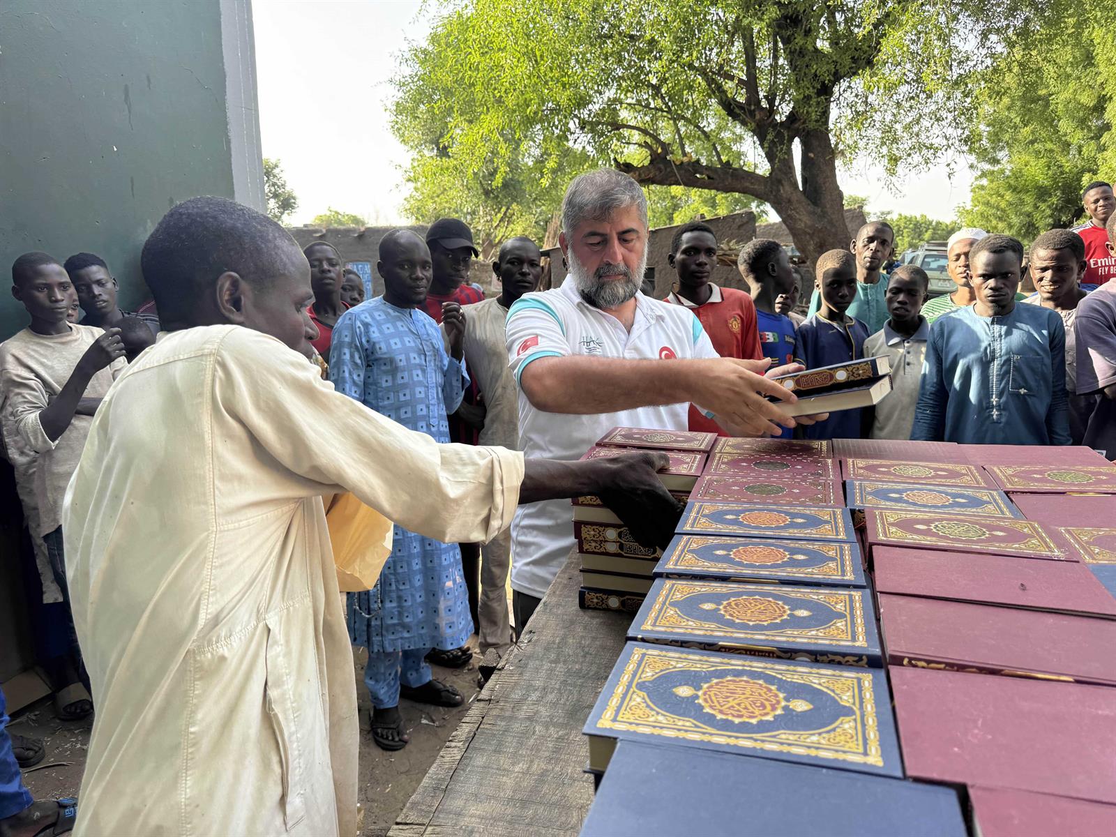 Nijer'de Kur'an-ı Kerim Dağıtımı kuran nijer (1)-min