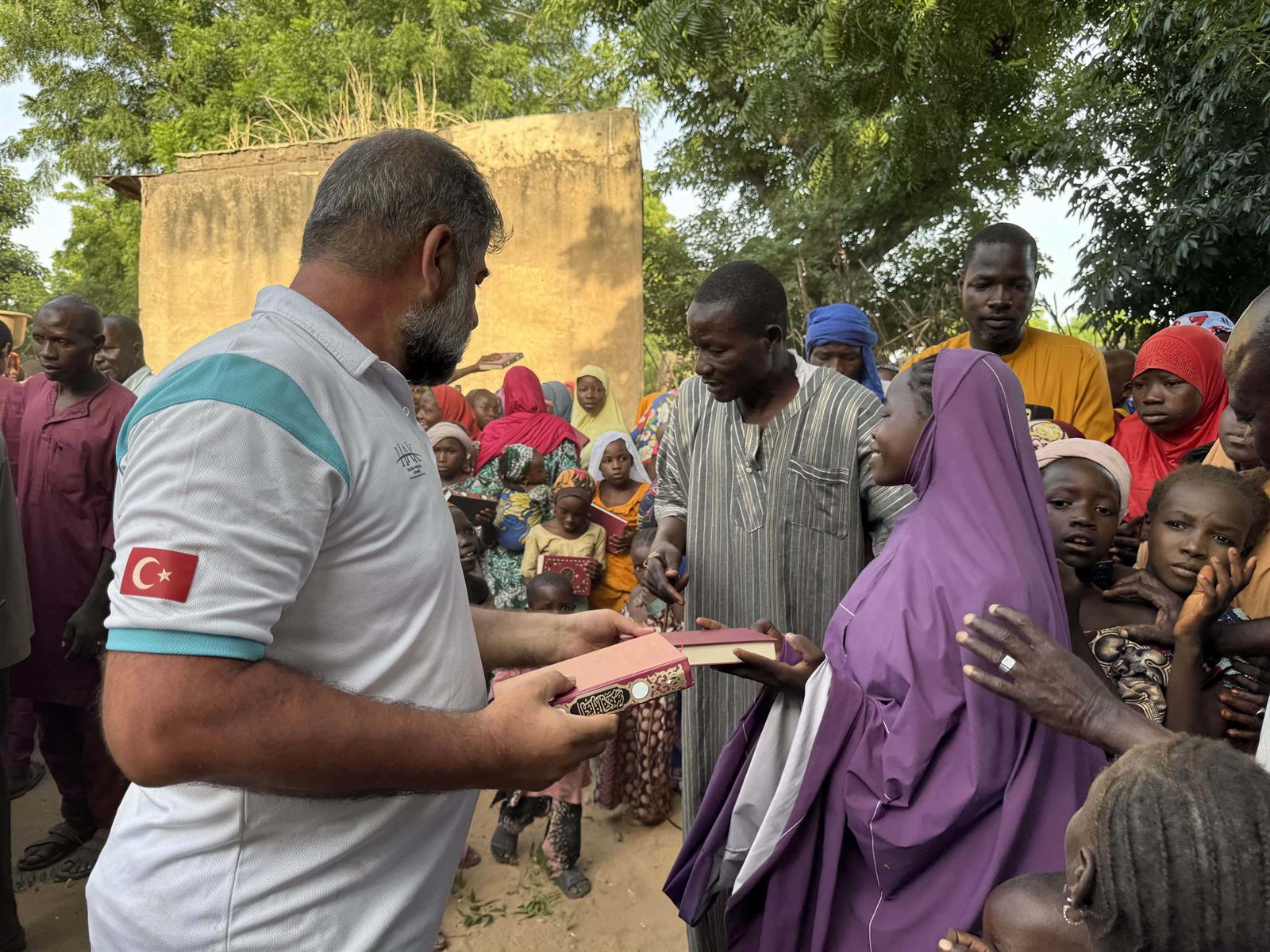 Nijer'de Kur'an-ı Kerim Dağıtımı kuran nijer (2)-min