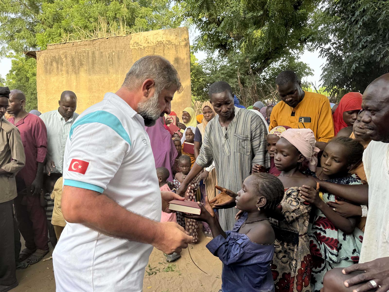 Nijer'de Kur'an-ı Kerim Dağıtımı kuran nijer (3)-min