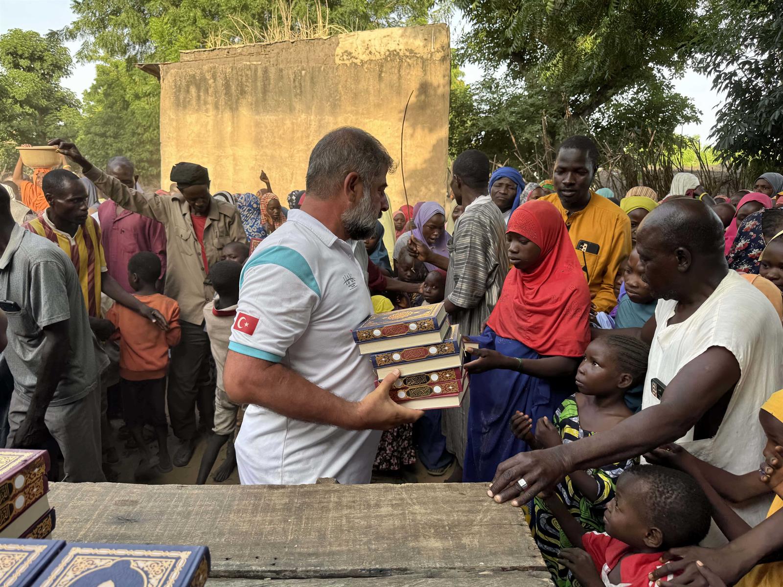 Nijer'de Kur'an-ı Kerim Dağıtımı kuran nijer (5)-min
