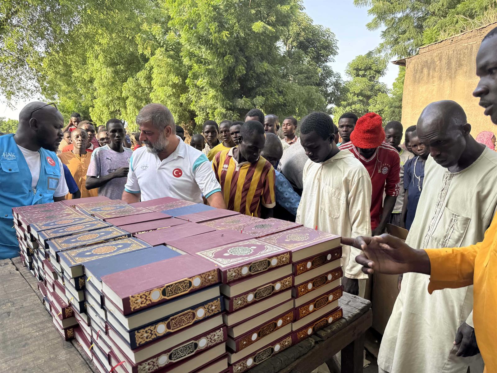 Nijer'de Kur'an-ı Kerim Dağıtımı kuran nijer (7)-min