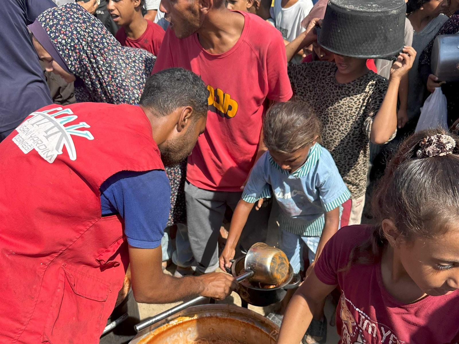 Gazze'de Sıcak Yemek İkramı gazze sıcak yemek (3)-4-min