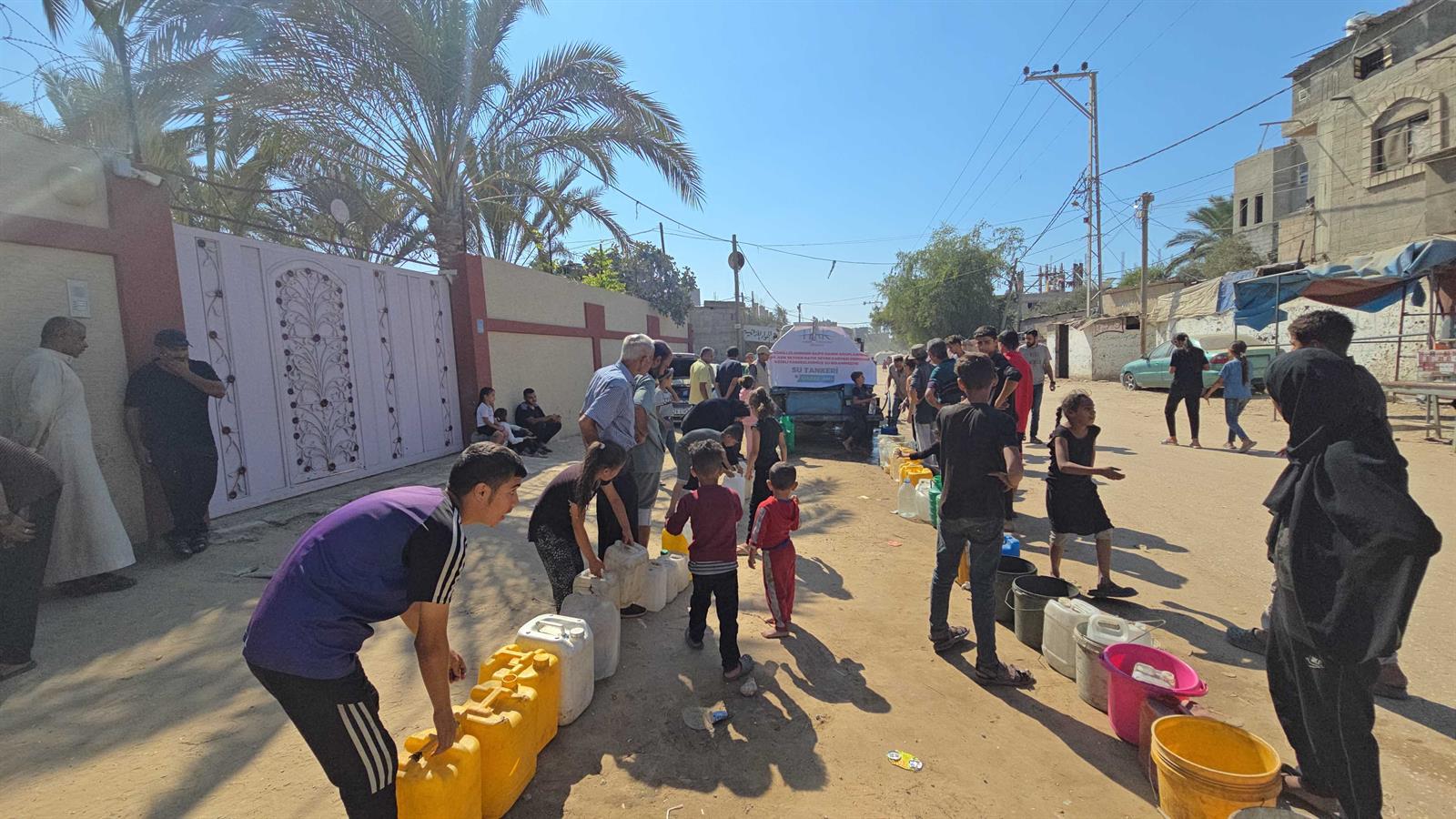 Gazze'de Su Tankeri Dağıtımı su tankeri gazze (4)