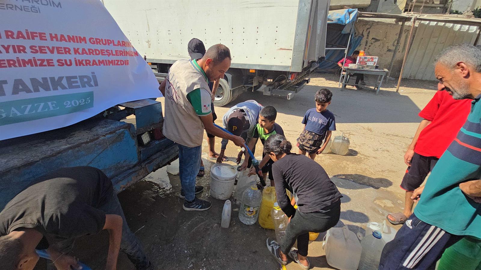 Gazze'de Su Tankeri Dağıtımı su tankeri gazze (8)