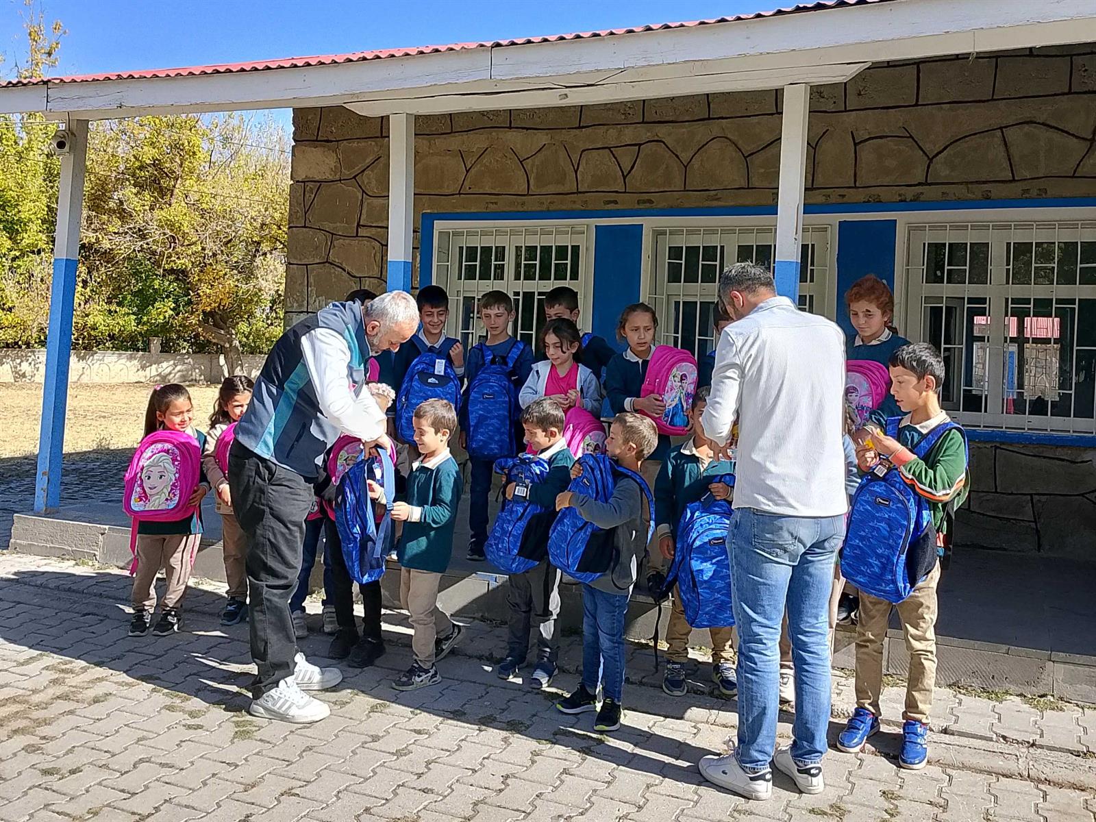 Muş'ta Kırtasiye Yardımı Muş kırtasiye dağıtımı (1)