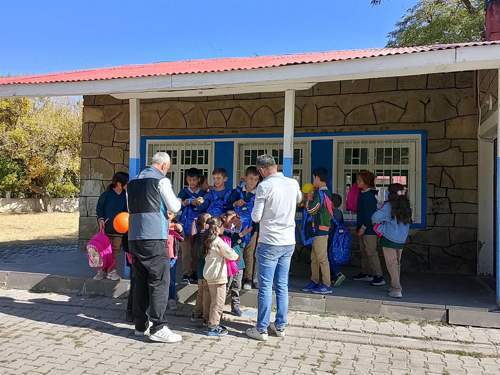 Muş'ta Kırtasiye Yardımı Muş kırtasiye dağıtımı (4)