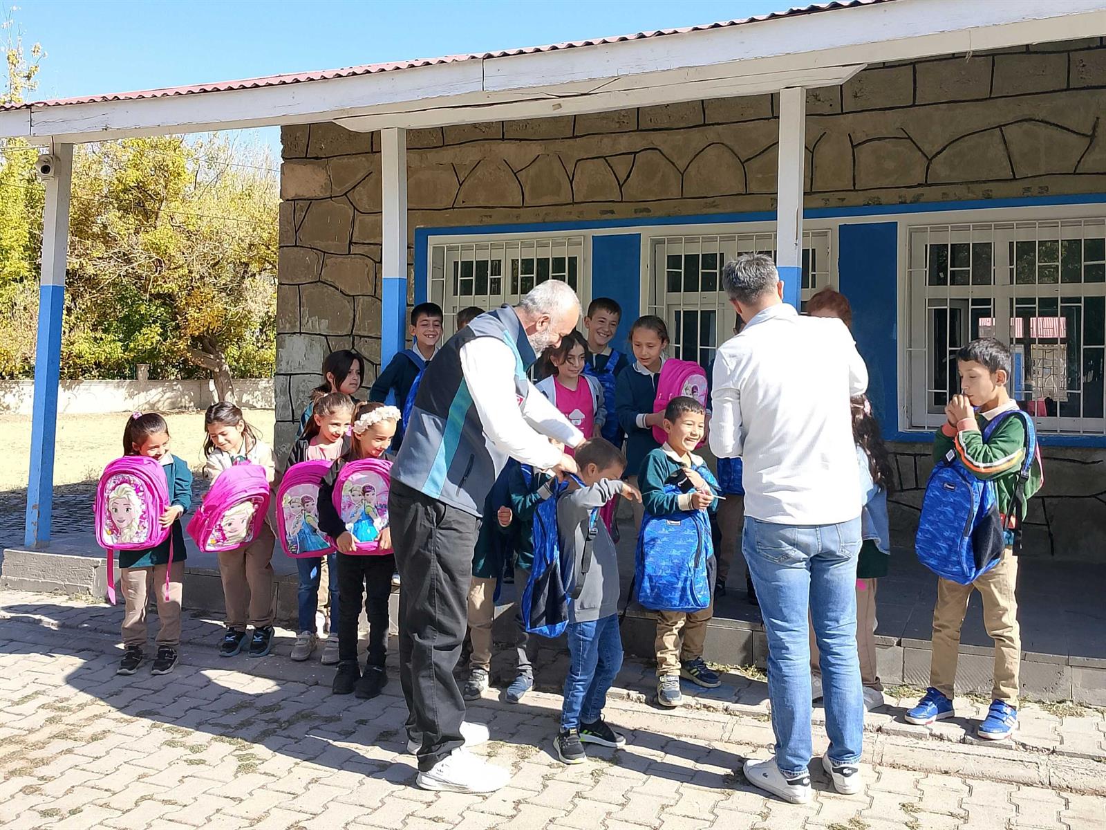 Muş'ta Kırtasiye Yardımı Muş kırtasiye dağıtımı (5)