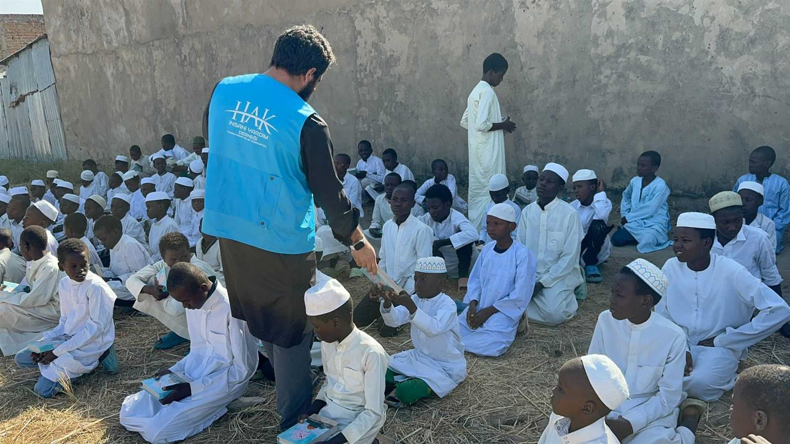 Çad'da Kur'an-ı Kerim Dağıtımı çad kuran (2)
