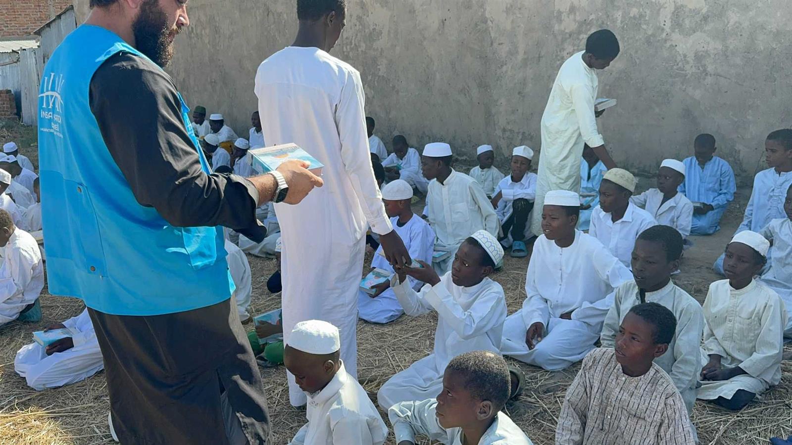 Çad'da Kur'an-ı Kerim Dağıtımı çad kuran (3)