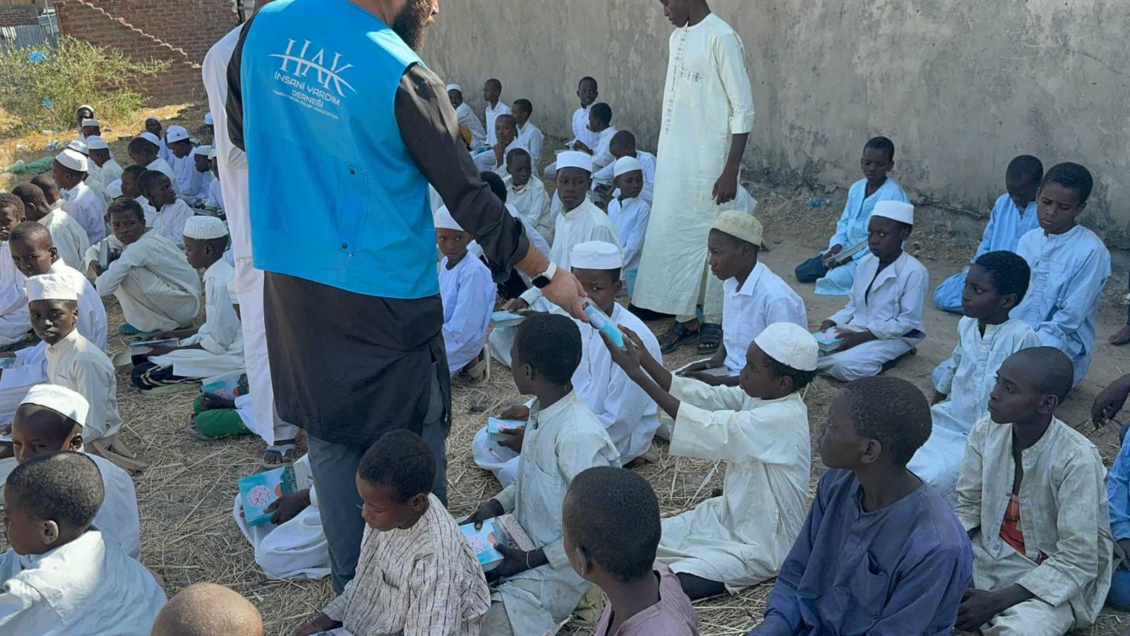 Çad'da Kur'an-ı Kerim Dağıtımı çad kuran (4)