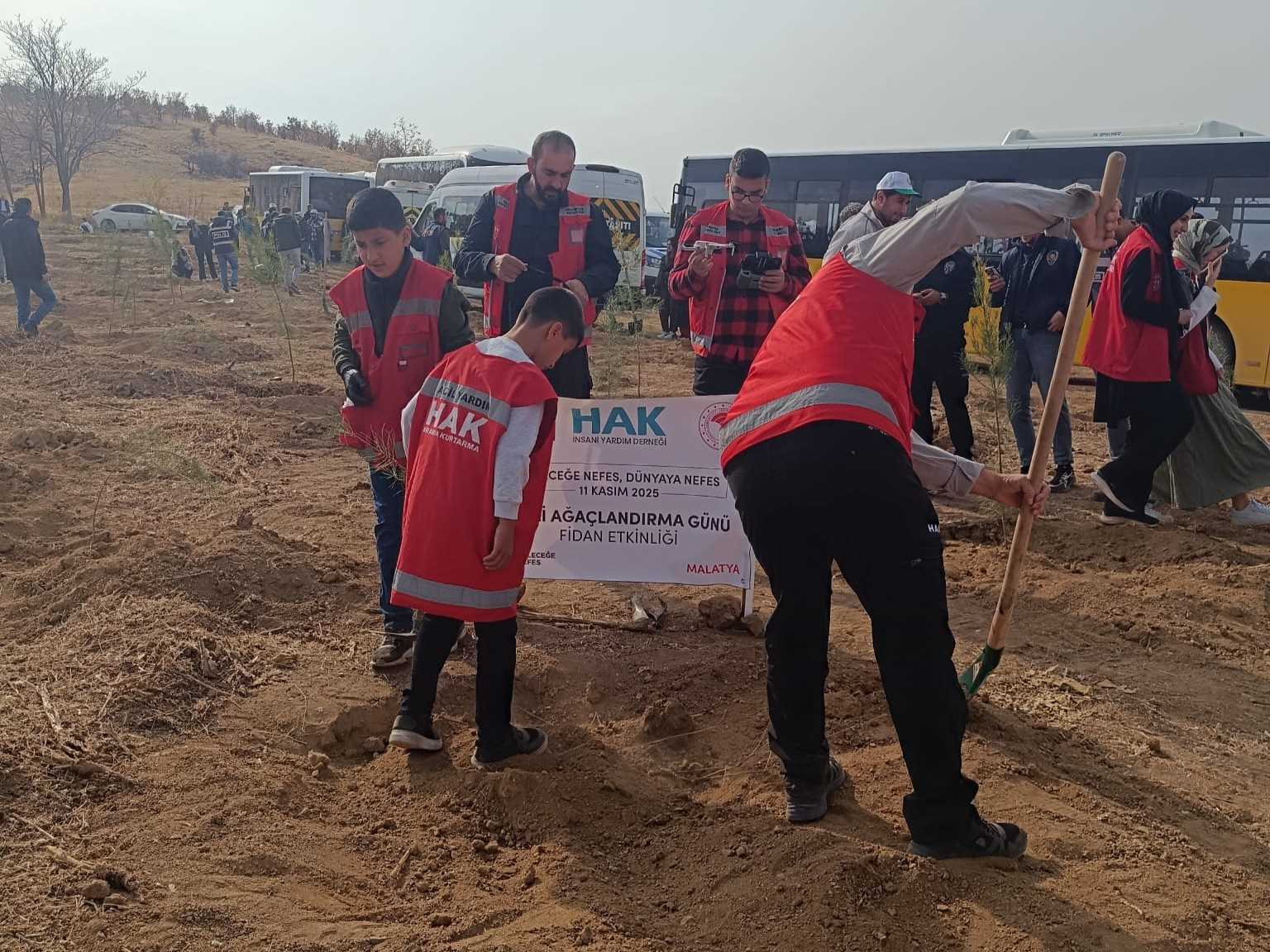 Van'da ve Malatya'da Fidan Dikim Etkinliği ağaç dikim (3)